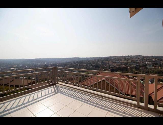 2 BEDROOM TOWNHOUSE FOR SALE IN WINCHESTER HILLS